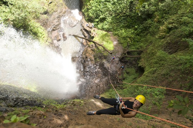 Turistas praticam canyoning na Cachoeira Cassorova, em Brotas (SP), finalista na categoria Melhor Destino de Ecoturismo no <strong>Prêmio VT 2012/2013</strong>