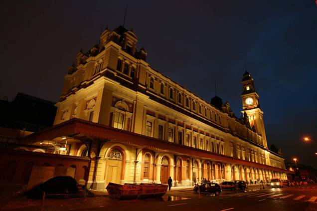Após um começo tímido em <a href="https://viajeaqui.abril.com.br/cidades/br-pa-belem" rel="Belém" target="_blank">Belém</a>, no <a href="https://viajeaqui.abril.com.br/estados/br-para" rel="Pará" target="_blank">Pará</a>, o <strong>café</strong> chegou ao sudeste do<strong> </strong>Brasil onde atingiu o seu ápice. A demanda por café no mundo era tão grande que o ele se tornou o principal produto de exportação nacional. Até uma ferrovia foi construída para levar a produção do estado de <a href="https://viajeaqui.abril.com.br/estados/br-sao-paulo" rel="São Paulo " target="_blank">São Paulo </a>até o Porto de <a href="https://viajeaqui.abril.com.br/cidades/br-sp-santos" rel="Santos" target="_blank">Santos</a>. Em 1901 foi inaugurada a atual <a href="https://viajeaqui.abril.com.br/estabelecimentos/br-sp-sao-paulo-atracao-estacao-da-luz" rel="Estação da Luz " target="_blank"><strong>Estação da Luz </strong></a>(foto), para comportar o número crescente de pessoas e cargas que circulavam pela capital paulista. Hoje o café continua forte e o Brasil segue como principal produtor mundial. Após um começo tímido em <a href="https://viajeaqui.abril.com.br/cidades/br-pa-belem" rel="Belém" target="_blank">Belém</a>, no <a href="https://viajeaqui.abril.com.br/estados/br-para" rel="Pará" target="_blank">Pará</a>, o <strong>café</strong> chegou ao sudeste do<strong> </strong>Brasil onde atingiu o seu ápice. A demanda por café no mundo era tão grande que o ele se tornou o principal produto de exportação nacional. Até uma ferrovia foi construída para levar a produção do estado de <a href="https://viajeaqui.abril.com.br/estados/br-sao-paulo" rel="São Paulo " target="_blank">São Paulo </a>até o Porto de <a href="https://viajeaqui.abril.com.br/cidades/br-sp-santos" rel="Santos" target="_blank">Santos</a>. Em 1901 foi inaugurada a atual <a href="https://viajeaqui.abril.com.br/estabelecimentos/br-sp-sao-paulo-atracao-estacao-da-luz" rel="Estação da Luz " target="_blank"><strong>Estação da Luz </strong></a>(foto), para comportar o número crescente de pessoas e cargas que circulavam pela capital paulista. Hoje o café continua forte e o Brasil segue como principal produtor mundial.