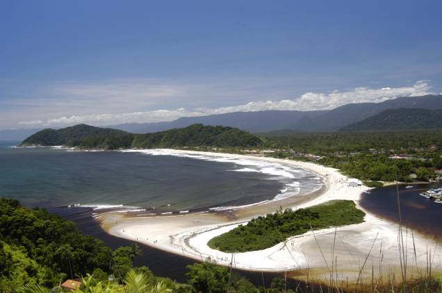 No litoral de São Sebastião (SP) estão as praias mais badaladas do Estado. Na Barra do Una as barracas servem petiscos e caipirinhas para um público bem família.