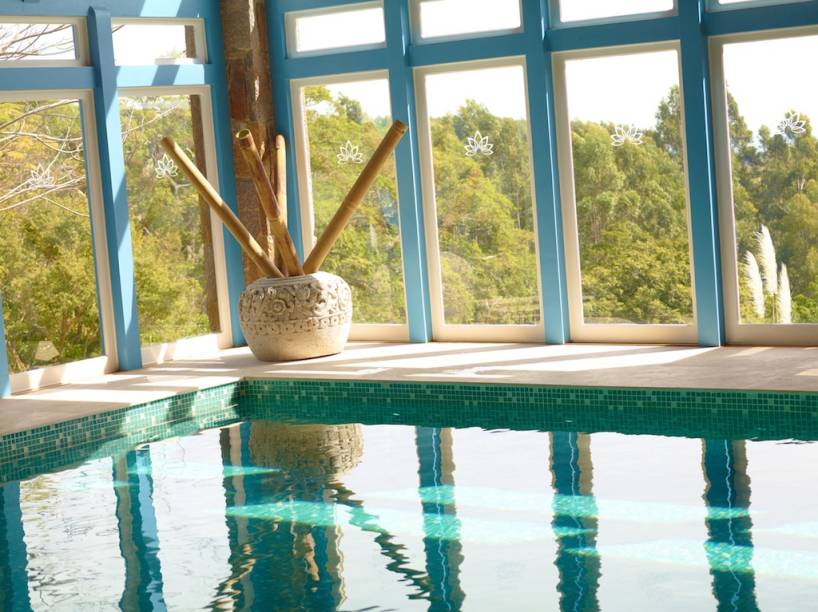Piscina aquecida no interior do spa do Lake Villas Charm Hotel, em Amparo - SP