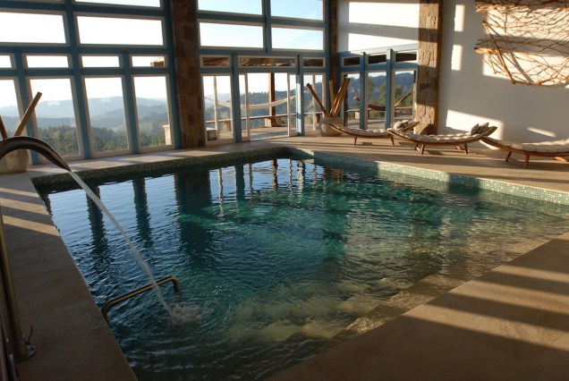 Piscina aquecida dentro do spa do Lake Villas Charm Hotel, em Amparo - SP