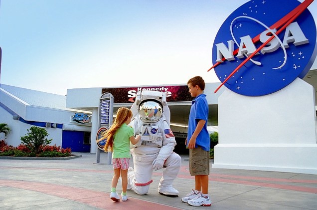 Astronauta recebe visitantes no Kennedy Space Center