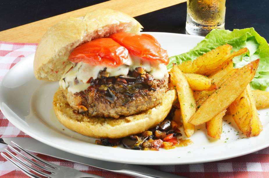 O <a href="https://www.spago.com.br/" rel="Spago">Spago</a> (R. Leopoldo Couto de Magalhães, 681, Itaim Bibi) serve o italian burger, sanduíche que leva costela com caponata siciliana, tomates confitados e ricota de cabra no pão italiano feito no restaurante  O <a href="https://www.spago.com.br/" rel="Spago">Spago</a> (R. Leopoldo Couto de Magalhães, 681, Itaim Bibi) serve o italian burger, sanduíche que leva costela com caponata siciliana, tomates confitados e ricota de cabra no pão italiano feito no restaurante