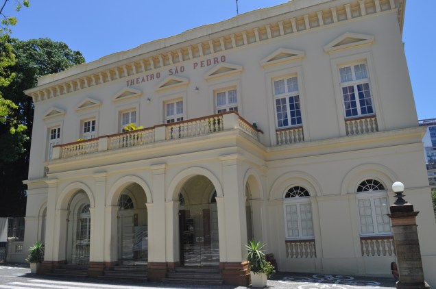 <a href="https://viajeaqui.abril.com.br/estabelecimentos/br-rs-porto-alegre-atracao-theatro-sao-pedro" rel="Theatro São Pedro"><strong>Theatro São Pedro</strong></a>Quando não há espetáculos em cartaz, você entra no salão principal e observa os detalhes da construção, devolvida em público em 1984, após quase ter sido destruída por cupins. No memorial, no subsolo, um monitor explica a história do lugar.<strong>Onde:</strong> Praça Marechal Deodoro (Centro)<strong>Horário de Funcionamento:</strong>de terça a sexta, das 12h às 18h; Sábados e domingos, das 16h às 18h <a href="https://viajeaqui.abril.com.br/estabelecimentos/br-rs-porto-alegre-atracao-theatro-sao-pedro" rel="Theatro São Pedro"><strong>Theatro São Pedro</strong></a>Quando não há espetáculos em cartaz, você entra no salão principal e observa os detalhes da construção, devolvida em público em 1984, após quase ter sido destruída por cupins. No memorial, no subsolo, um monitor explica a história do lugar.<strong>Onde:</strong> Praça Marechal Deodoro (Centro)<strong>Horário de Funcionamento:</strong>de terça a sexta, das 12h às 18h; Sábados e domingos, das 16h às 18h