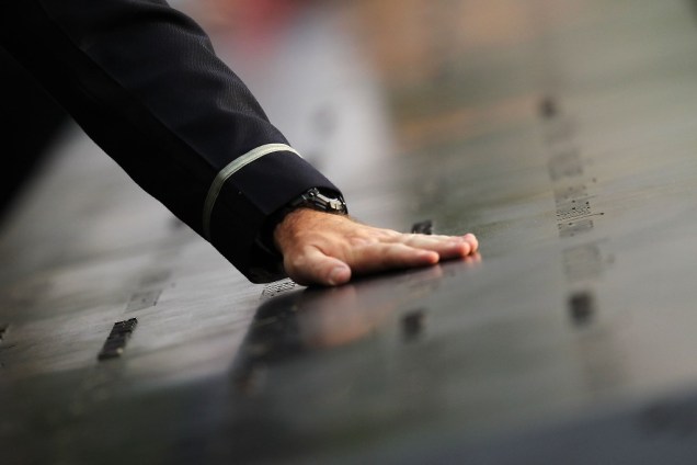 Bombeiro visita o memorial 9/11, no Ground Zero de Nova York, onde encontravam-se as torres gêmeas do World Trade Center