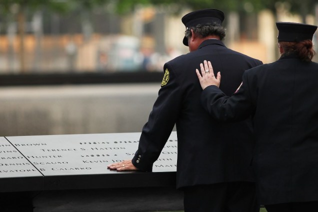 Oficiais visitam o 9/11 Memorial, em Nova York
