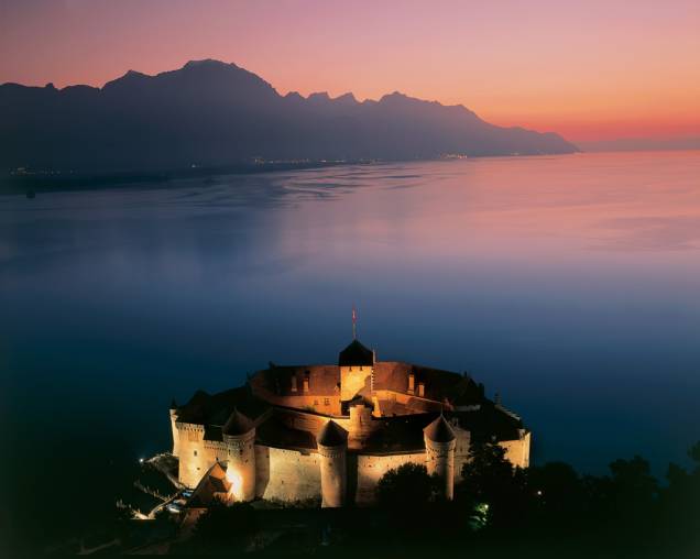 Os primeiros registros do Castelo de Chillon, localizado às margens do Lago Genebra, têm mais de 1000 anos