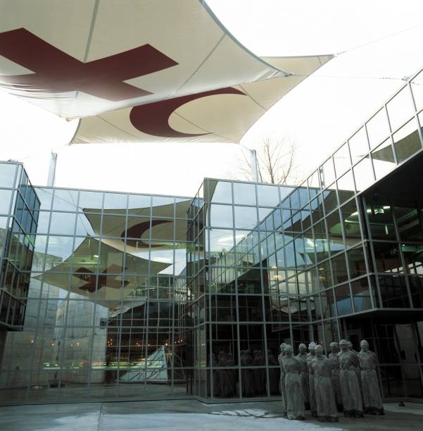 Museu Internacional da Cruz Vermelha e do Crescente Vermelho, com a escultura "Les Petrifies", de Carl Bucher