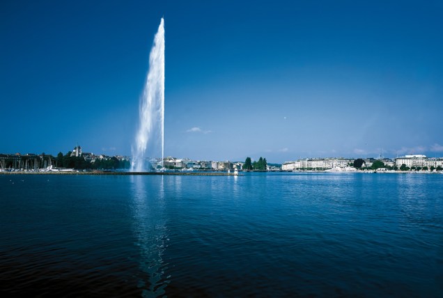 Um dos marcos de Genebra, o chafariz de 140 metros jorra 500 litros de água por segundo