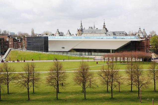 Panorama mostra o resultado da grande reforma recente do <a href="http://viajeaqui.abril.com.br/estabelecimentos/holanda-amsterda-atracao-museu-stedelijk" rel="Museu Stedelijk" target="_blank">Museu Stedelijk</a>