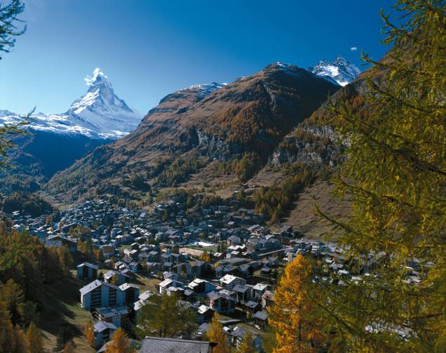Resort a 1616 metros de altura, em Zermatt, ao lado da Montanha Matterhorn, que chega 4478 metros de altura