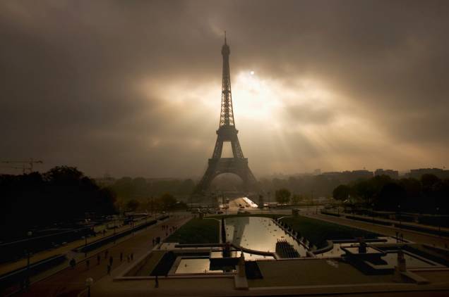 A Torre Eiffel vista do Palais Challiot, com as fontes do Trocadero em primeiro plano
