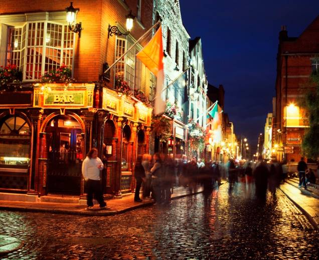 A vida noturna de <a href="http://viajeaqui.abril.com.br/cidades/irlanda-dublin" rel="Dublin" target="_blank">Dublin</a> é movimentada, repleta de bares e pubs ao estilo irlandês. Existe uma concentração de lugares para beber na área de Temple Bar, mas o agito (e boas cervejas) estende-se por boa parte da capital<strong>+ <a href="http://viajeaqui.abril.com.br/materias/8-experiencias-irlandesas-dublin" rel="8 experiências irlandesas em Dublin" target="_blank">8 experiências irlandesas em Dublin</a></strong>