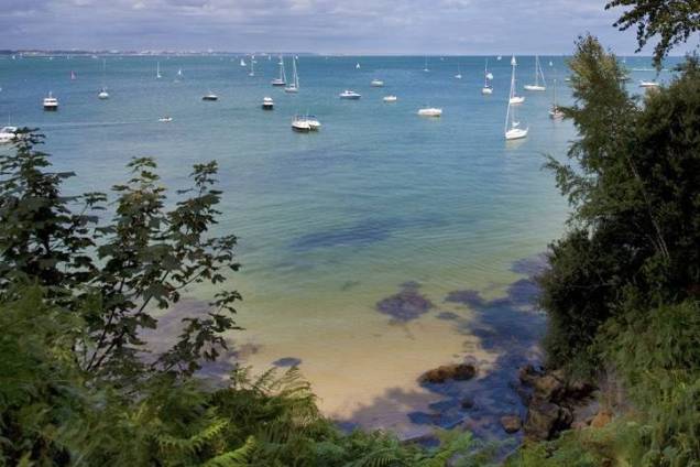 É a praia naturista mais popular do Reino Unido, <strong>aprovada oficialmente</strong> para a prática pelo National Trust, entidade que protege pontos históricos, espaços verdes e é dona na baía. A parte nudista tem um quilômetro de extensão e é bem sinalizada