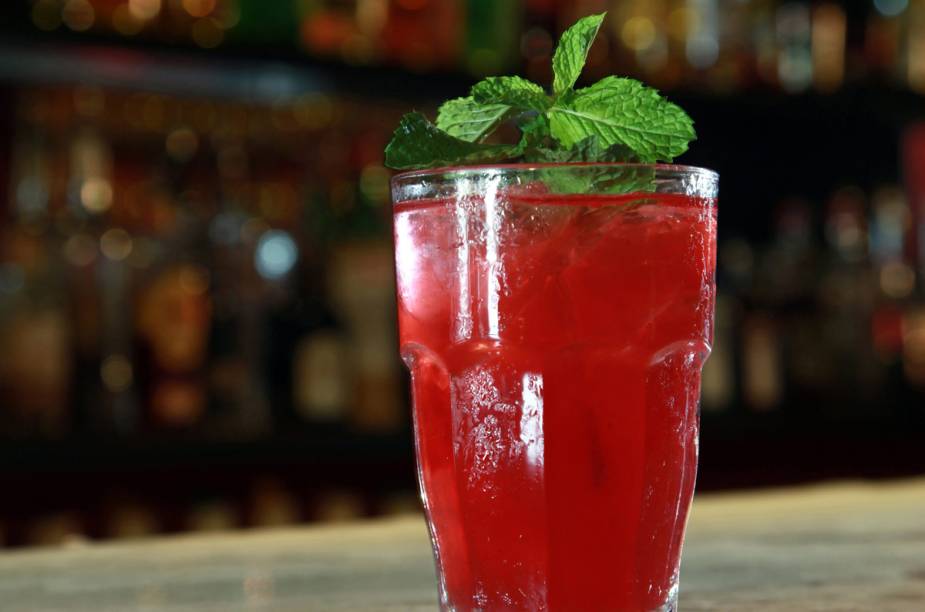 <a href="http://viajeaqui.abril.com.br/estabelecimentos/br-sp-sao-paulo-restaurante-sub-astor" rel="Sub Astor, São Paulo: " target="_blank"><strong>Sub Astor, São Paulo: </strong></a> O bar fica no subsolo do Astor. A especialidade são os drinques elaborados e hambúrgueres.