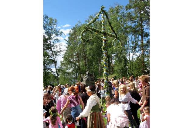 <strong>Midsommarafton </strong>é o nome de uma das festas juninas mais famosas do mundo. Acontece na sexta-feira mais próxima do dia de <strong>São João</strong>, na <a href="https://viajeaqui.abril.com.br/paises/suecia" rel="Suécia" target="_self"><strong>Suécia</strong></a>, e celebra o <strong>solstício de verão</strong> de uma forma diferente. Ao invés da tradicional fogueira, as famílias se reúnem em volta do <strong>majstången </strong>(uma espécie de mastro coberto por folhas e flores) para entoar cantos e dançar músicas típicas. As mesas são fartas: peixe, batata, creme azedo, cebola roxa e, para a sobremesa, os primeiros morangos do verão. Segundo a lenda, essa noite é mágica para os apaixonados. Assim, mulheres solteiras coletam sete flores diferentes e colocam em baixo do travesseiro. Durante a noite sonharão com o futuro marido <strong>Midsommarafton </strong>é o nome de uma das festas juninas mais famosas do mundo. Acontece na sexta-feira mais próxima do dia de <strong>São João</strong>, na <a href="https://viajeaqui.abril.com.br/paises/suecia" rel="Suécia" target="_self"><strong>Suécia</strong></a>, e celebra o <strong>solstício de verão</strong> de uma forma diferente. Ao invés da tradicional fogueira, as famílias se reúnem em volta do <strong>majstången </strong>(uma espécie de mastro coberto por folhas e flores) para entoar cantos e dançar músicas típicas. As mesas são fartas: peixe, batata, creme azedo, cebola roxa e, para a sobremesa, os primeiros morangos do verão. Segundo a lenda, essa noite é mágica para os apaixonados. Assim, mulheres solteiras coletam sete flores diferentes e colocam em baixo do travesseiro. Durante a noite sonharão com o futuro marido