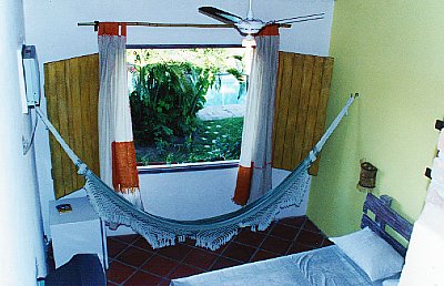 Os quartos da pousada são equipados com frigobar, TV, ar condicionado, chuveiro elétrico e varanda com rede.