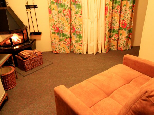 Os quartos aconchegantes da Pousada Le Château, em Gramado, são equipados com cama box spring, ar condicionado, TV a cabo e aquecimento de água central 