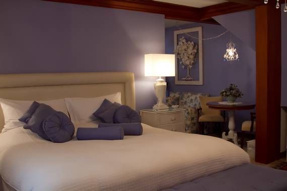 A suíte Hortência do Chateau La Villette, em Campos do Jordão, é equipada com cama super king e hidromassagem dupla