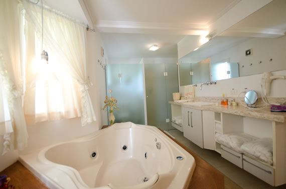 Com 65m², a suíte Pôr do Sol do Chateau La Villette, em Campos do Jordão, também possui lareira a gás e hidromassagem dupla