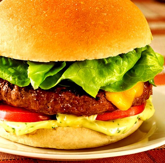 <strong><a href="https://viajeaqui.abril.com.br/estabelecimentos/br-sp-sao-paulo-restaurante-hamburgueria-do-sujinho" rel="Hamburgueria do Sujinho" target="_blank">Hamburgueria do Sujinho</a></strong><br /> Os hambúrgueres artesanais, criados a partir de receita de família, são feitos com carnes nobres e preparados diariamente na própria loja. Temperados com sal grosso, são preparados na brasa de carvão. <em>R. Maceió, 64, Consolação, 11/3231-5207, <a href="https://www.hamburgueriadosujinho.com" rel="www.hamburgueriadosujinho.com" target="_blank">www.hamburgueriadosujinho.com</a></em> <strong><a href="https://viajeaqui.abril.com.br/estabelecimentos/br-sp-sao-paulo-restaurante-hamburgueria-do-sujinho" rel="Hamburgueria do Sujinho" target="_blank">Hamburgueria do Sujinho</a></strong><br /> Os hambúrgueres artesanais, criados a partir de receita de família, são feitos com carnes nobres e preparados diariamente na própria loja. Temperados com sal grosso, são preparados na brasa de carvão. <em>R. Maceió, 64, Consolação, 11/3231-5207, <a href="https://www.hamburgueriadosujinho.com" rel="www.hamburgueriadosujinho.com" target="_blank">www.hamburgueriadosujinho.com</a></em>
