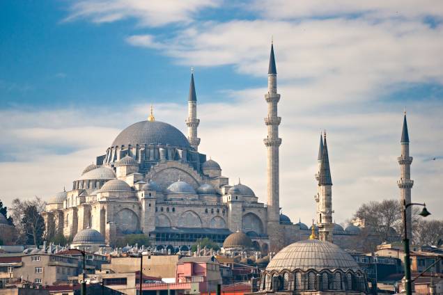 Construída pelo grande imperador Suleiman em 1558 (que também erigiu belíssimas mesquitas em outras cidades do então Império Otomano), é a maior mesquita de Istambul. Sua arquitetura que mistura elementos bizantinos e otomanos tem inspiração também na Cúpula da Rocha em Jerusalém e na <a href="http://viajeaqui.abril.com.br/estabelecimentos/turquia-istambul-atracao-santa-sofia" target="_blank">Santa Sofia</a>. Além da mesquita, o complexo original abrigava um hospital, uma escola primária, banhos públicos, um espaço para instalação de caravanas, quatro madrassas (escolas islâmicas), uma escola de hadith (técnica de caligrafia muçulmana que cria imagens com palavras), uma faculdade de medicina e uma cozinha pública que servia comida aos pobres. Muitas dessas estruturas ainda existem