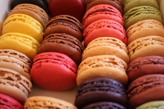 <strong>Macaron, França</strong> Você poderá medir a habilidade de um confeiteiro por sua capacidade de fazer bons macarons. A aparentemente simples receita do sanduichinho de suspiro – recheado com creme, geleias ou mais merengue de amêndoas, já traiu muitos pretendentes a chef-patissier. A doceria <a href="https://viajeaqui.abril.com.br/estabelecimentos/br-sp-sao-paulo-restaurante-patisserie-douce-france">Douce France</a>, em São Paulo, comandada por Fabrice Lenud, os produz à perfeição <strong>Macaron, França</strong> Você poderá medir a habilidade de um confeiteiro por sua capacidade de fazer bons macarons. A aparentemente simples receita do sanduichinho de suspiro – recheado com creme, geleias ou mais merengue de amêndoas, já traiu muitos pretendentes a chef-patissier. A doceria <a href="https://viajeaqui.abril.com.br/estabelecimentos/br-sp-sao-paulo-restaurante-patisserie-douce-france">Douce France</a>, em São Paulo, comandada por Fabrice Lenud, os produz à perfeição