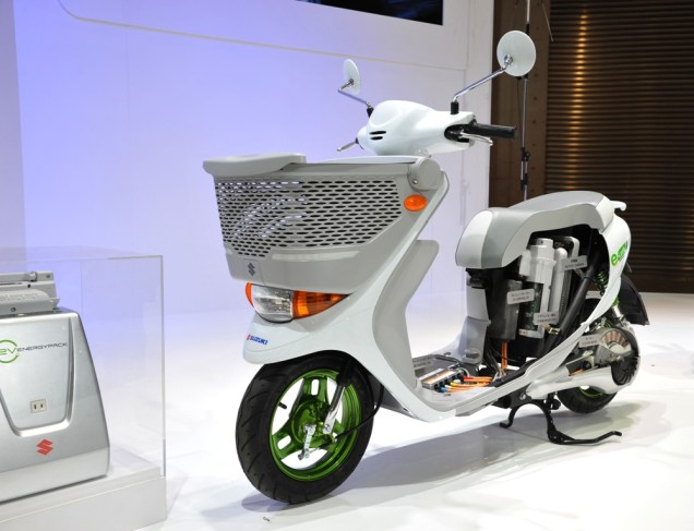 Com bateria de íon-lítio e motor auxiliar ligado à roda traseira, o Suzuki e-lets é uma das propostas da montadora para o tráfego urbano moderno, sem poluição sonora e emissão de poluentes