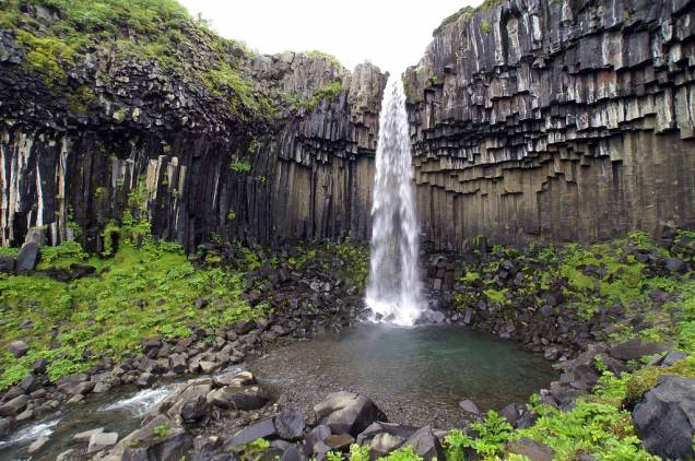 <strong>Svartfoss, Islândia</strong> A <a href="https://viajeaqui.abril.com.br/paises/islandia">Islândia</a> é um dos lugares mais fotogênicos do planeta. As estranhas formas da cachoeira de Svart são uma lembrança de sua natureza vulcânica. <a href="https://www.booking.com/searchresults.pt-br.html?aid=332455;sid=eedbe6de09e709d664615ac6f1b39a5d;class_interval=1;dest_id=97;dest_type=country;dtdisc=0;group_adults=2;group_children=0;inac=0;index_postcard=0;label_click=undef;no_rooms=1;offset=0;postcard=0;qrhpp=e853004da5f2e4aa692d70ef0241c815-country-0;raw_dest_type=city;room1=A%2CA;sb_price_type=total;search_selected=0;src=index;src_elem=sb;ss=Isl%C3%A2ndia;ss_all=0;ssb=empty;sshis=0;origin=search;srpos=1" target="_blank" rel="noopener"><em>Busque hospedagens na Islândia no Booking.com</em></a> <strong>Svartfoss, Islândia</strong> A <a href="https://viajeaqui.abril.com.br/paises/islandia">Islândia</a> é um dos lugares mais fotogênicos do planeta. As estranhas formas da cachoeira de Svart são uma lembrança de sua natureza vulcânica. <a href="https://www.booking.com/searchresults.pt-br.html?aid=332455;sid=eedbe6de09e709d664615ac6f1b39a5d;class_interval=1;dest_id=97;dest_type=country;dtdisc=0;group_adults=2;group_children=0;inac=0;index_postcard=0;label_click=undef;no_rooms=1;offset=0;postcard=0;qrhpp=e853004da5f2e4aa692d70ef0241c815-country-0;raw_dest_type=city;room1=A%2CA;sb_price_type=total;search_selected=0;src=index;src_elem=sb;ss=Isl%C3%A2ndia;ss_all=0;ssb=empty;sshis=0;origin=search;srpos=1" target="_blank" rel="noopener"><em>Busque hospedagens na Islândia no Booking.com</em></a>