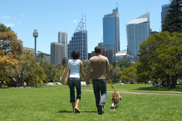 <strong><a href="https://viajeaqui.abril.com.br/cidades/australia-sydney" rel="Sydney, Austrália">Sydney, Austrália</a> </strong>- Em décimo lugar na lista da Frommers, aparece mais uma cidade australiana: Sydney, que é rodeada por parques nacionais, e contém muitas baías, rios e enseadas. No entanto, uma pesquisa do governo australiano mostra que apenas 3% dos pedestres da cidade são idosos (acima de 65 anos), o que sugere que Sydney ainda tem um grande potencial para criar um ambiente mais tranquilo e seguro para caminhadas. <strong><a href="https://viajeaqui.abril.com.br/cidades/australia-sydney" rel="Sydney, Austrália">Sydney, Austrália</a> </strong>- Em décimo lugar na lista da Frommers, aparece mais uma cidade australiana: Sydney, que é rodeada por parques nacionais, e contém muitas baías, rios e enseadas. No entanto, uma pesquisa do governo australiano mostra que apenas 3% dos pedestres da cidade são idosos (acima de 65 anos), o que sugere que Sydney ainda tem um grande potencial para criar um ambiente mais tranquilo e seguro para caminhadas.