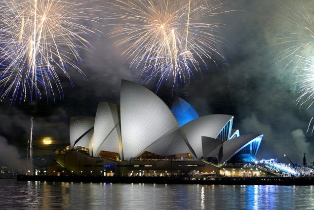 <strong><a href="https://www.sydneyoperahouse.com/" target="_blank" rel="noopener">Sydney Opera House</a>, <a href="https://viajeaqui.abril.com.br/cidades/australia-sydney" target="_blank" rel="noopener">Sydney</a>, <a href="https://viajeaqui.abril.com.br/paises/australia" target="_blank" rel="noopener">Austrália</a></strong> Um país repleto de lugares tão incríveis deveria abrigar um cartão-postal à altura da modernidade. A história acerca dessa construção tem um contratempo: o arquiteto dinamarquês Jørn Utzon, que venceu o concurso pra assinar o projeto, se desentendeu com a equipe e abandonou a obra, sob os protestos de uma população a seu favor. Isso não impediu que ele fosse homenageado durante a inauguração da casa em 1973, com a presença da Rainha Elizabeth II. Hoje tombado como Patrimônio Mundial da Unesco, A Ópera de Sydney apresentações de musicais, óperas, danças e shows