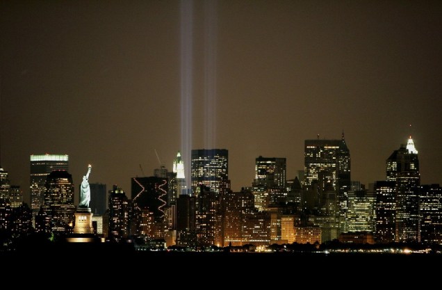 Canhões de luz marcam a exata localização das Torres do World Trade Center, em 2006