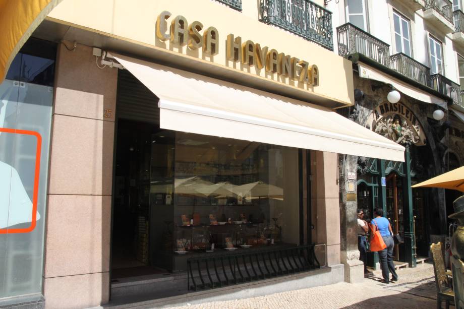 Eis o <a href="https://casahavaneza.pai.pt/" target="_blank" rel="noopener">café-tabacaria</a> mais antigo do país, que costumava sediar debates políticos, como descreve Eça em diversos trechos de suas obras. (Largo do Chiado, 25) Eis o <a href="https://casahavaneza.pai.pt/" target="_blank" rel="noopener">café-tabacaria</a> mais antigo do país, que costumava sediar debates políticos, como descreve Eça em diversos trechos de suas obras. (Largo do Chiado, 25)