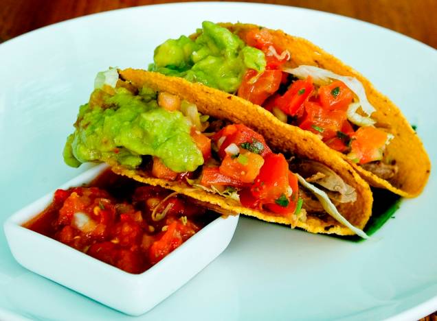 <strong>Taco, <a href="http://viajeaqui.abril.com.br/paises/mexico" rel="México" target="_blank">México</a></strong><br />    Um dos pratos-símbolo da cozinha mexicana, o taco é uma <em>tortilla </em>(panquequinha de farinha de milho), recheada com ingredientes diversos, como <em>chili con carne</em>, guacamole (uma mistura de um tipo de abacate) e verduras. Um prato de origem distinta, mas similar, é o falafel pita. 