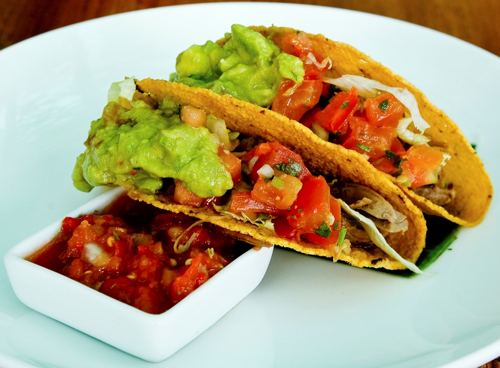 <strong>Taco, <a href="https://viajeaqui.abril.com.br/paises/mexico" rel="México" target="_blank">México</a></strong><br />    Um dos pratos-símbolo da cozinha mexicana, o taco é uma <em>tortilla </em>(panquequinha de farinha de milho), recheada com ingredientes diversos, como <em>chili con carne</em>, guacamole (uma mistura de um tipo de abacate) e verduras. Um prato de origem distinta, mas similar, é o falafel pita. 