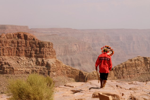 Índio no Grand Canyon, no Arizona, <a href="https://viajeaqui.abril.com.br/paises/estados-unidos" rel="Estados Unidos" target="_blank">Estados Unidos</a>