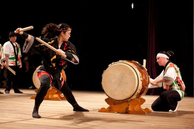 Apresentação dos tradicionais tambores japoneses contam com a participação da aluna Nattie Chan, do Canadá, no Femusc