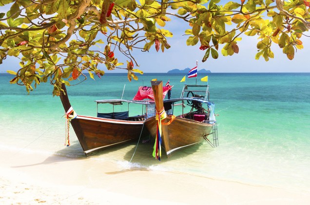 A Ilha de Koh Phi Phi, na Tailândia, foi cenário do filme "A Praia" e tem estrondosas festas de Réveillon