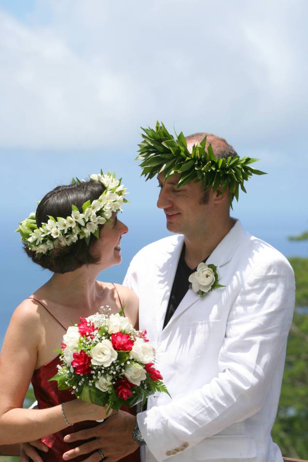 <strong>Polinésia Francesa e Tahiti</strong> Na maior ilha da <a href="https://viajeaqui.abril.com.br/paises/polinesia-francesa" rel="Polinésia Francesa" target="_blank">Polinésia Francesa</a>, é possível realizar uma cerimônia típica local, com vestes tradicionais e todo o ritual, incluindo a esperada troca de tiaras de flores entre os pombinhos. No <a href="https://viajeaqui.abril.com.br/cidades/polinesia-francesa-tahiti" rel="Tahiti" target="_blank"><strong>Tahiti</strong></a>, os casamentos não têm valor legal, mas a festa pode ser feita por empresas como a <a href="https://www.romantic-tahiti.com/tahiti-wedding-celebrations.htm" rel="Romantic Tahiti" target="_blank">Romantic Tahiti</a>, que providencia um trio de músicos nativos para animar a cerimônia, e a benção de um celebrante no InterContinental Resort. A South Pacific promove cerimônias ao pôr do sol na praia, em Bora Bora e Moorea, com decoração de flores, palmeiras e tochas. <strong>Polinésia Francesa e Tahiti</strong> Na maior ilha da <a href="https://viajeaqui.abril.com.br/paises/polinesia-francesa" rel="Polinésia Francesa" target="_blank">Polinésia Francesa</a>, é possível realizar uma cerimônia típica local, com vestes tradicionais e todo o ritual, incluindo a esperada troca de tiaras de flores entre os pombinhos. No <a href="https://viajeaqui.abril.com.br/cidades/polinesia-francesa-tahiti" rel="Tahiti" target="_blank"><strong>Tahiti</strong></a>, os casamentos não têm valor legal, mas a festa pode ser feita por empresas como a <a href="https://www.romantic-tahiti.com/tahiti-wedding-celebrations.htm" rel="Romantic Tahiti" target="_blank">Romantic Tahiti</a>, que providencia um trio de músicos nativos para animar a cerimônia, e a benção de um celebrante no InterContinental Resort. A South Pacific promove cerimônias ao pôr do sol na praia, em Bora Bora e Moorea, com decoração de flores, palmeiras e tochas.