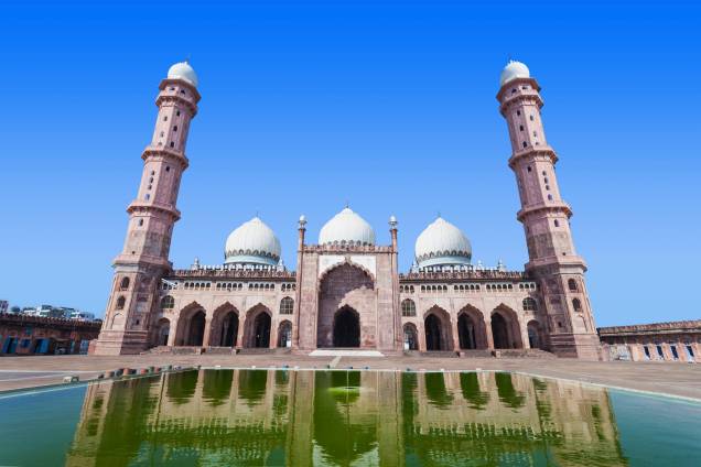 Seu nome significa “Coroa entre as Mesquitas” e tem uma fachada cor-de-rosa ricamente detalhada. Os dois minaretes octogonais são adornados com cúpulas em mármore branco, que observam de cima o resplendor da maior mesquita da Índia. O hall principal também é adornado com três cúpulas de mármore e o piso, também da mesma pedra, lembra o estilo Mughal da Mesquita de Lahore. Durante o dia a mesquita também é usada como escola islâmica. Sua construção demorou: as obras começaram no século 19 mas só foram completadas em 1985