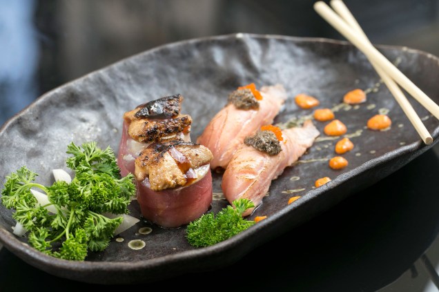 Atum, foie grass e salmão são pratos oferecidos na Degustação Oriental do restaurante Takêdo, em Porto Alegre (RS)
