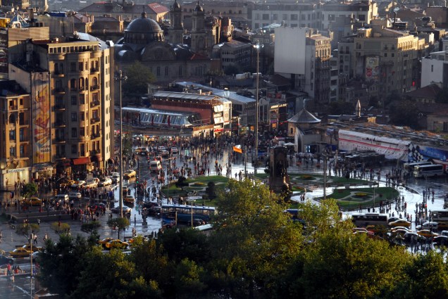 <strong>Praça Taksim – <a href="https://viajeaqui.abril.com.br/cidades/turquia-istambul" target="_blank" rel="noopener">Istambul</a> – <a href="https://viagemeturismo.abril.com.br/paises/turquia-8/" target="_blank" rel="noopener">Turquia </a></strong> É a principal praça da parte moderna de Istambul. Localizada do lado europeu, é palco de manifestações políticas (algumas não muito pacíficas), mas também de apresentações culturais, carrinhos de comida, artistas de rua e reuniões de grupos de jovens locais e de turistas. Ao seu redor se encontram o Centro Cultural Ataturk, o Hotel Mármara e uma estação de metrô. De lá, desça pela rua Istiklal, fechada para pedestres, com diversas lojas interessantes e que leva até a ponte que cruza para o centro histórico da cidade <a href="https://www.booking.com/searchresults.pt-br.html?aid=332455&sid=d98f25c4d6d5f89238aebe98e11a09ba&sb=1&src=searchresults&src_elem=sb&error_url=https%3A%2F%2Fwww.booking.com%2Fsearchresults.pt-br.html%3Faid%3D332455%3Bsid%3Dd98f25c4d6d5f89238aebe98e11a09ba%3Btmpl%3Dsearchresults%3Bac_click_type%3Db%3Bac_position%3D0%3Bclass_interval%3D1%3Bdest_id%3D100%3Bdest_type%3Dcountry%3Bdtdisc%3D0%3Bfrom_sf%3D1%3Bgroup_adults%3D2%3Bgroup_children%3D0%3Binac%3D0%3Bindex_postcard%3D0%3Blabel_click%3Dundef%3Bno_rooms%3D1%3Boffset%3D0%3Bpostcard%3D0%3Braw_dest_type%3Dcountry%3Broom1%3DA%252CA%3Bsb_price_type%3Dtotal%3Bsearch_selected%3D1%3Bshw_aparth%3D1%3Bslp_r_match%3D0%3Bsrc%3Dindex%3Bsrc_elem%3Dsb%3Bsrpvid%3Dd8b87d46bc5d005d%3Bss%3DIr%25C3%25A3%3Bss_all%3D0%3Bss_raw%3Dir%25C3%25A3%3Bssb%3Dempty%3Bsshis%3D0%26%3B&ss=Istambul%2C+Marmara+Region%2C+Turquia&is_ski_area=&ssne=Ir%C3%A3&ssne_untouched=Ir%C3%A3&checkin_year=&checkin_month=&checkout_year=&checkout_month=&group_adults=2&group_children=0&no_rooms=1&from_sf=1&ss_raw=istambul&ac_position=0&ac_langcode=xb&ac_click_type=b&dest_id=-755070&dest_type=city&iata=IST&place_id_lat=41.008171&place_id_lon=28.974446&search_pageview_id=d8b87d46bc5d005d&search_selected=true&search_pageview_id=d8b87d46bc5d005d&ac_suggestion_list_length=5&ac_suggestion_theme_list_length=0" target="_blank" rel="noopener"><em>Busque hospedagem em Istambul</em></a>