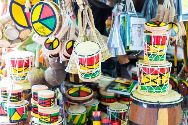 Tambores do Olodum à venda no Mercado Modelo: apesar do perfil pega-turista, a atração merece uma visita