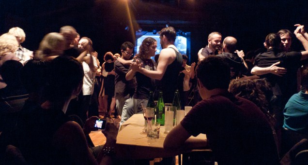 Pista da milonga Tango Queer, em Buenos Aires, onde casais gays desafiam tradição.
