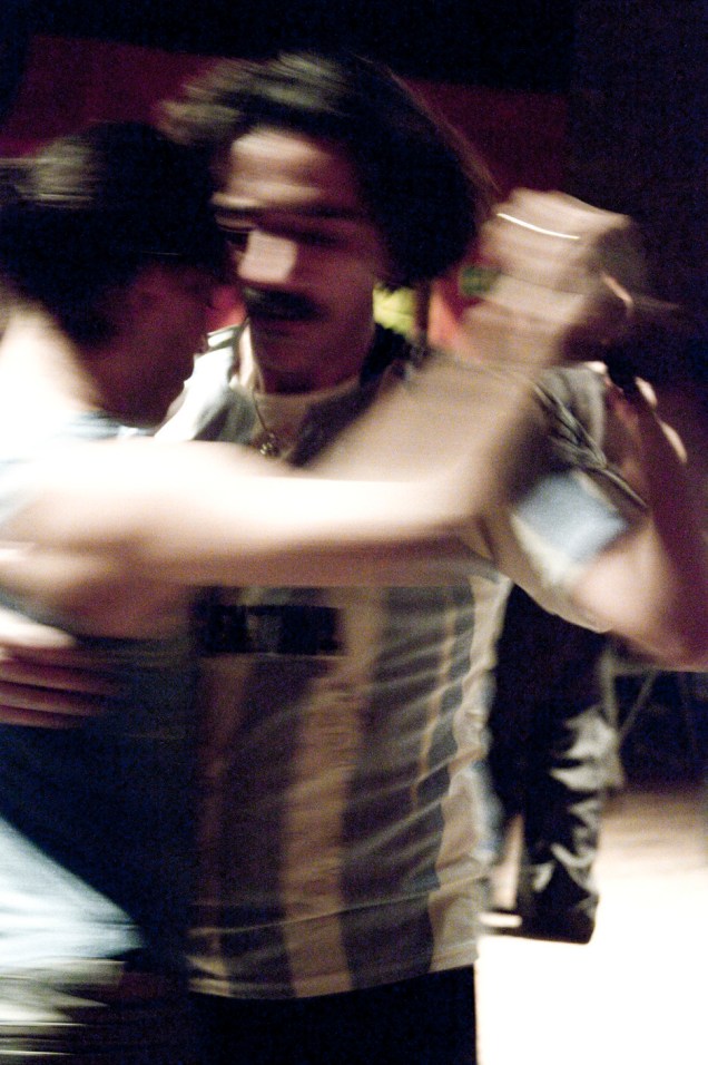 Pista da milonga Tango Queer, em Buenos Aires, onde casais gays desafiam tradição.