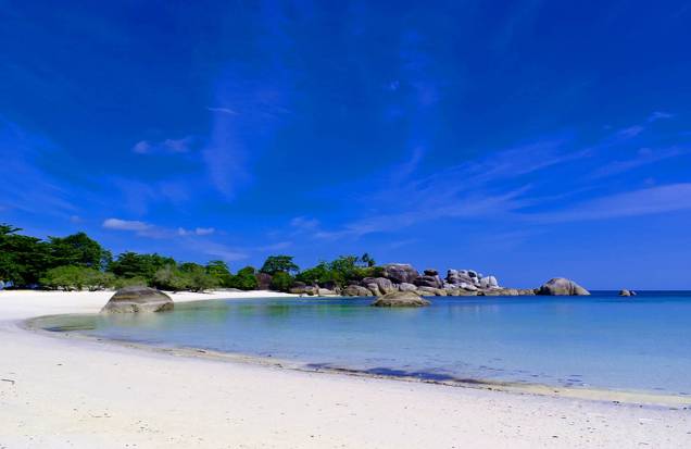 <strong>Tanjung Tinggi Beach, Belitung, <a href="http://viajeaqui.abril.com.br/paises/indonesia" rel="Indonésia" target="_self">Indonésia</a></strong>Só de observer o embasbacante mar azul do lugar, o turista já é tomado por uma vontade de imensa de mergulhar em suas águas. Do alto de sua pedra de granito, é possível ter uma visão deslumbrante do pôr do sol<em><a href="http://www.booking.com/region/id/bangka-belitung.pt-br.html?aid=332455&label=viagemabril-praias-da-malasia-tailandia-indonesia-e-filipinas" rel="Veja preços de hotéis em Belitung no Booking.com" target="_blank">Veja preços de hotéis em Belitung no Booking.com</a></em>