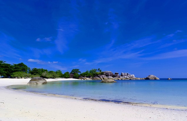 <strong>Tanjung Tinggi Beach, Belitung, <a href="https://viajeaqui.abril.com.br/paises/indonesia" rel="Indonésia" target="_self">Indonésia</a></strong>Só de observer o embasbacante mar azul do lugar, o turista já é tomado por uma vontade de imensa de mergulhar em suas águas. Do alto de sua pedra de granito, é possível ter uma visão deslumbrante do pôr do sol<em><a href="https://www.booking.com/region/id/bangka-belitung.pt-br.html?aid=332455&label=viagemabril-praias-da-malasia-tailandia-indonesia-e-filipinas" rel="Veja preços de hotéis em Belitung no Booking.com" target="_blank">Veja preços de hotéis em Belitung no Booking.com</a></em>