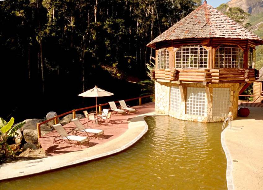 <strong><a href="https://www.booking.com/hotel/br/pousada-tankamana.en-us.html?aid=332455;sid=b6bf542626b1a2c7a9951e44506f270a;dest_id=-647584;dest_type=city;dist=0;group_adults=2;hapos=1;hpos=1;room1=A%2CA;sb_price_type=total;sr_order=popularity;srepoch=1565730677;srpvid=e64294fa52700170;type=total;ucfs=1&#hotelTmpl" target="_blank" rel="noopener">Pousada Tankamana</a> – <a href="http://viajeaqui.abril.com.br/cidades/br-rj-petropolis" target="_blank" rel="noopener">Petrópolis</a> (RJ)</strong>Panquecas, bolinhos, queijo na chapa são alguns dos itens do delicioso café da manhã da Pousada Tankamana. O jantar também pode ser especial – a equipe da pousada providencia uma refeição romântica no próprio quarto. Os chalés são rústicos, mas convidam ao namoro, com itens como ofurô ou hidro e lareira. A piscina de água natural (foto) é um dos diferenciais das atrações de lazer, que inclui também uma área para prática de arco e flecha