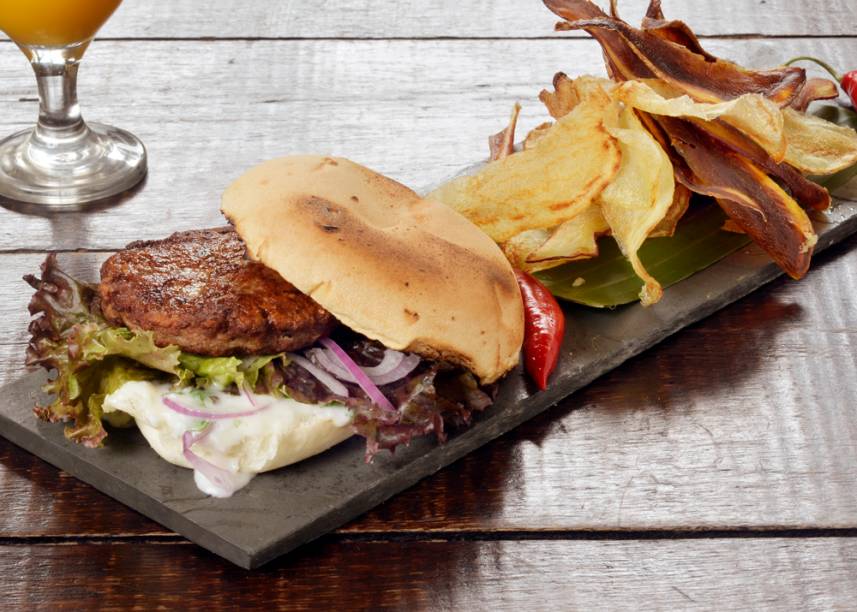 O <a href="https://www.tantrarestaurante.com.br" rel="Tantra">Tantra</a> (rua Chilon, 264, Vila Olímpia) produziu um hambúrguer de filé-mignon com capim-limão, coentro, coco ralado, raspas de lima-da-pérsia e pimenta  O <a href="https://www.tantrarestaurante.com.br" rel="Tantra">Tantra</a> (rua Chilon, 264, Vila Olímpia) produziu um hambúrguer de filé-mignon com capim-limão, coentro, coco ralado, raspas de lima-da-pérsia e pimenta