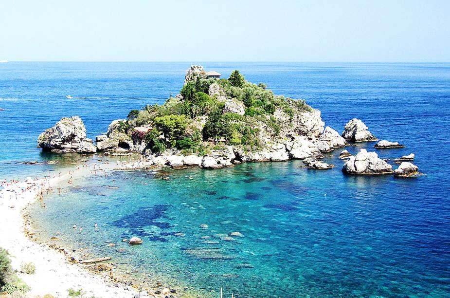 <strong>Taormina </strong>A cidade mais turística da Sicília vai além do mar azul-turquesa. As ruínas do Teatro Grego impressionam por tamanha beleza. E a Isolla Bella (foto), uma pequena ilha no Mar Jônico, recebe os turistas em sua reserva natural quando a maré está baixa. O vulcão Etna, o mais ativo da Europa, é visível de todos os cantos do local e deixa as fotos ainda mais lindas. <em><a href="https://www.booking.com/searchresults.en-gb.html?aid=332455&lang=en-gb&sid=eedbe6de09e709d664615ac6f1b39a5d&sb=1&src=searchresults&src_elem=sb&error_url=https%3A%2F%2Fwww.booking.com%2Fsearchresults.en-gb.html%3Faid%3D332455%3Bsid%3Deedbe6de09e709d664615ac6f1b39a5d%3Bclass_interval%3D1%3Bdest_id%3D-110381%3Bdest_type%3Dcity%3Bdtdisc%3D0%3Bfrom_sf%3D1%3Bgroup_adults%3D2%3Bgroup_children%3D0%3Binac%3D0%3Bindex_postcard%3D0%3Blabel_click%3Dundef%3Bno_rooms%3D1%3Boffset%3D0%3Bpostcard%3D0%3Braw_dest_type%3Dcity%3Broom1%3DA%252CA%3Bsb_price_type%3Dtotal%3Bsearch_selected%3D1%3Bsrc%3Dsearchresults%3Bsrc_elem%3Dsb%3Bss%3DAnacapri%252C%2520%25E2%2580%258BCampania%252C%2520%25E2%2580%258BItaly%3Bss_all%3D0%3Bss_raw%3DAnacapri%3Bssb%3Dempty%3Bsshis%3D0%3Bssne_untouched%3DCapri%2520Island%26%3B&ss=Sicilia%2C+%E2%80%8BItaly&ssne=Anacapri&ssne_untouched=Anacapri&city=-110381&checkin_monthday=&checkin_month=&checkin_year=&checkout_monthday=&checkout_month=&checkout_year=&no_rooms=1&group_adults=2&group_children=0&highlighted_hotels=&from_sf=1&ss_raw=Sic%C3%ADlia&ac_position=0&ac_langcode=xu&dest_id=909&dest_type=region&place_id_lat=37.614832&place_id_lon=14.12854&search_pageview_id=7fc1918769260114&search_selected=true&search_pageview_id=7fc1918769260114&ac_suggestion_list_length=5&ac_suggestion_theme_list_length=0" target="_blank" rel="noopener">Busque hospedagens na Sicília no Booking.com</a></em>